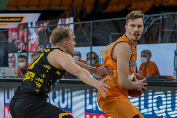 战术上进行 战术上进行